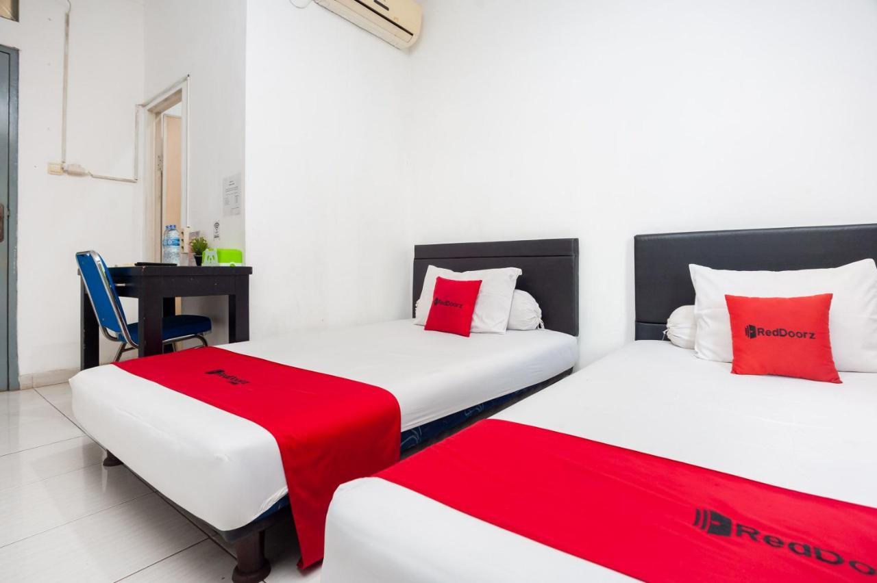 Reddoorz Syariah Near Grand Galaxy Park Hotel Ceger Buitenkant foto