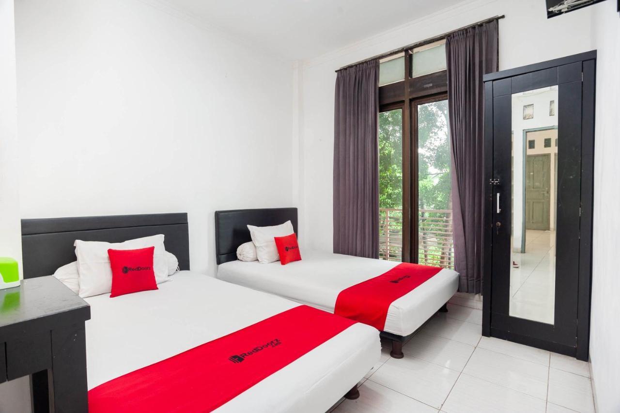 Reddoorz Syariah Near Grand Galaxy Park Hotel Ceger Buitenkant foto