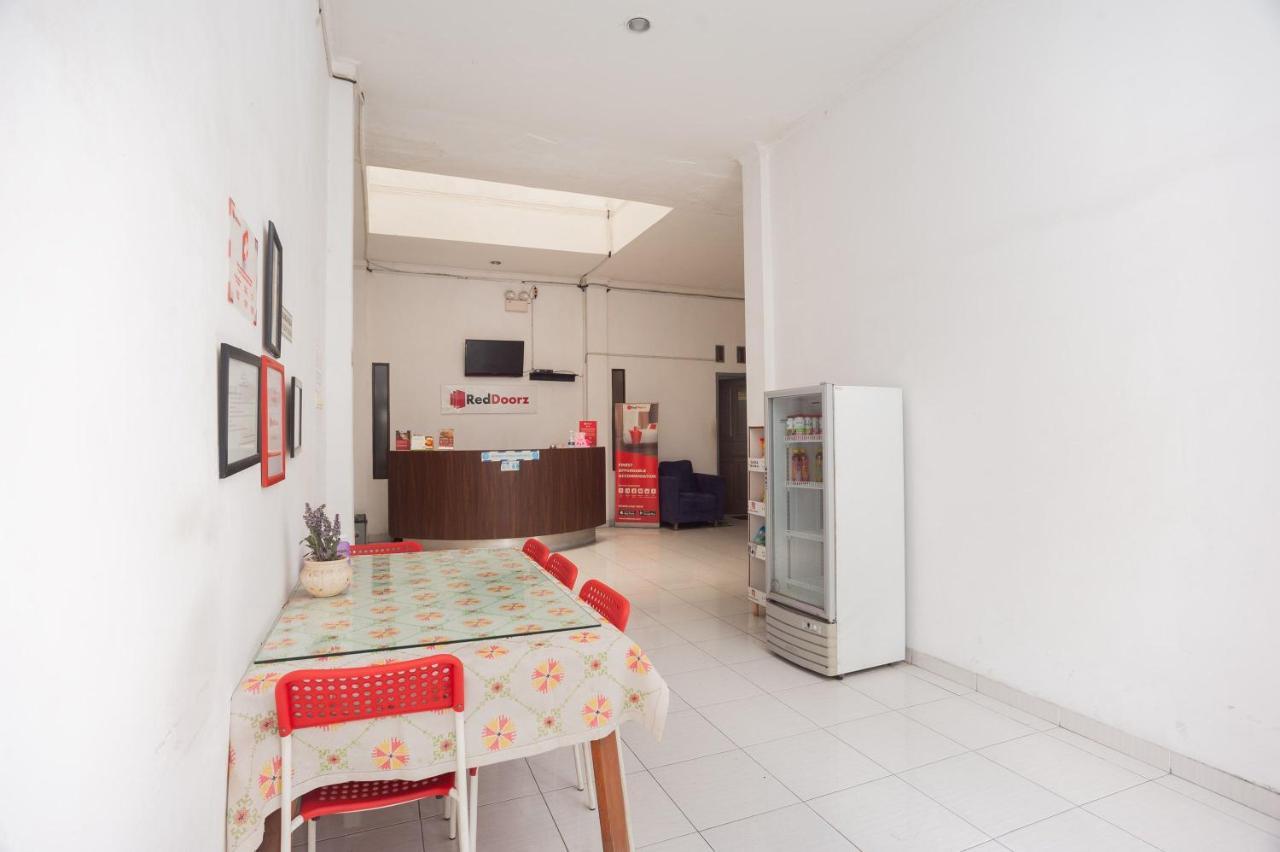 Reddoorz Syariah Near Grand Galaxy Park Hotel Ceger Buitenkant foto