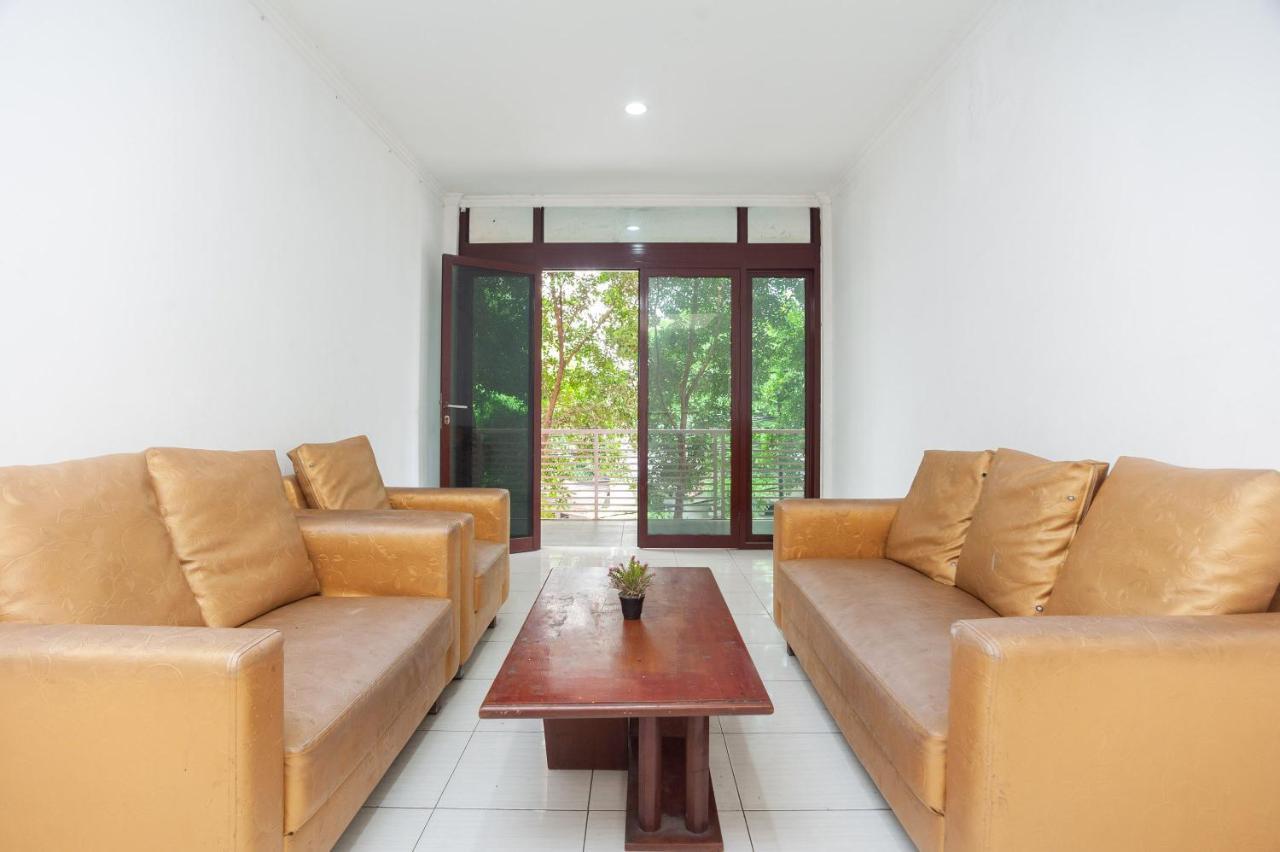 Reddoorz Syariah Near Grand Galaxy Park Hotel Ceger Buitenkant foto