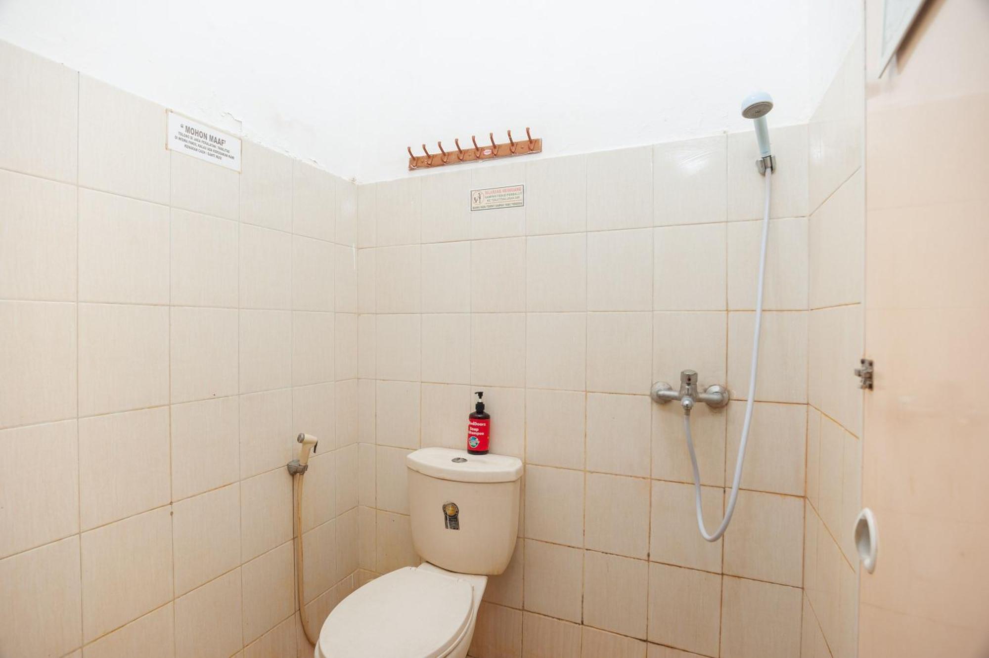 Reddoorz Syariah Near Grand Galaxy Park Hotel Ceger Kamer foto